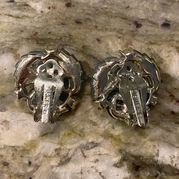 Vintage Lisner Clip on earrings - Picture 2 of 3